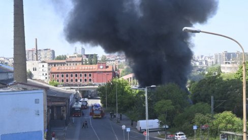 ГУСТИ ЦРНИ ДИМ НАД БЕОГРАДОМ: Ево шта је горело код Панчевачког моста (ФОТО) ГУСТИ ЦРНИ ДИМ НАД БЕОГРАДОМ: Ево шта је горело код Панчевачког моста (ФОТО)