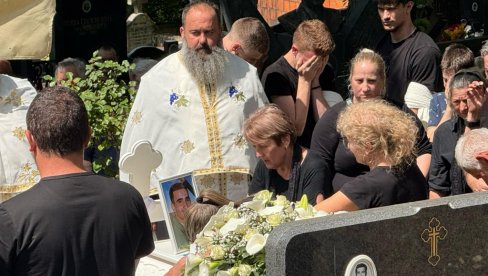 BELI KOVČEG I KRST ZA FILIPA: Tuga u LJubeselu kod Topole, meštani ispraćaju tragično stradale Jokiće (FOTO) BELI KOVČEG I KRST ZA FILIPA: Tuga u LJubeselu kod Topole, meštani ispraćaju tragično stradale Jokiće (FOTO)