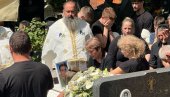 БЕЛИ КОВЧЕГ И КРСТ ЗА ФИЛИПА: Туга у Љубеселу код Тополе, мештани испраћају трагично страдале Јокиће (ФОТО/ВИДЕО)