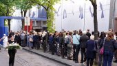 REKE LJUDI ISPRED OŠ RIBNIKAR: Porodica, đaci, građani na pomenu stradalima u masakru