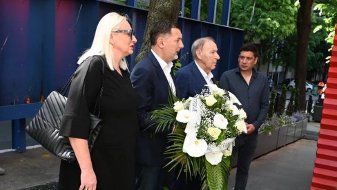POČAST NEVINIM ŽRTVAMA: Delegacija FSS odala poštu nastradalima u Osnovnoj školi Vladislav Ribnikar