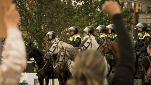 ПОЛИЦИЈА ОДУЗЕЛА ВОЗАЧКЕ Свадбена колона блокирала град - пролазили кроз црвено, возили у супротном смеру ПОЛИЦИЈА ОДУЗЕЛА ВОЗАЧКЕ Свадбена колона блокирала град - пролазили кроз црвено, возили у супротном смеру