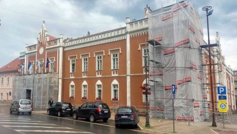 SKELE JOŠ ČEKAJU MAJSTORE: Rekonstrukcija dela Gradske kuće u Vršcu kasni zbog procene statike objekta SKELE JOŠ ČEKAJU MAJSTORE: Rekonstrukcija dela Gradske kuće u Vršcu kasni zbog procene statike objekta