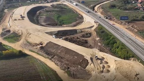 NOVI PRAVAC OSLOBAĐA CENTAR GRADA: Asfaltirani prvi kilometri na severnoj obilaznici oko Kragujevca, radi se i na petljama NOVI PRAVAC OSLOBAĐA CENTAR GRADA: Asfaltirani prvi kilometri na severnoj obilaznici oko Kragujevca, radi se i na petljama