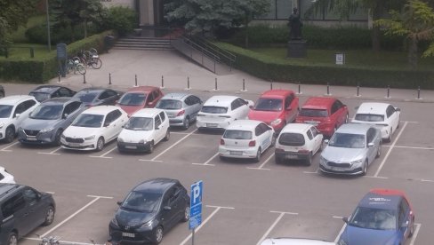 STANARI STROGOG CENTRA NOVOG SADA REŠAVAJU PROBLEM PARKIRANJA:  U tri ulice 83 mesta rezervisana,  a u još četiri za osobe sa invaliditetom