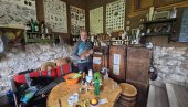 ЗДРАВ ЖИВОТ СЕ БЕРЕ РУКАМА: Небојша Стаменовић, Неша Травка и његова супруга Јелена оживљавају црквено имање