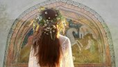 КАКО СЕ ПРАВИЛНО ПЛЕТЕ ВЕНАЦ ЗА ЂУРЂЕВДАН? Ово цвеће не сме да изостане, верује се да чува кућу од несреће