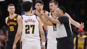 LJUDI, SLUŠAJTE! Nikola Jokić ponovo digao glas na tajm-autu (VIDEO)