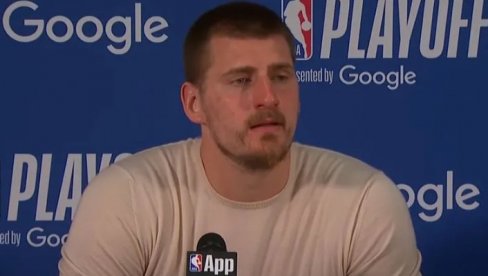 ИСПРАНА ЈЕ, АЛИ НОСИМ ЈЕ ЧЕСТО! Никола Јокић се у посебној мајици појавио на конференцији за медије