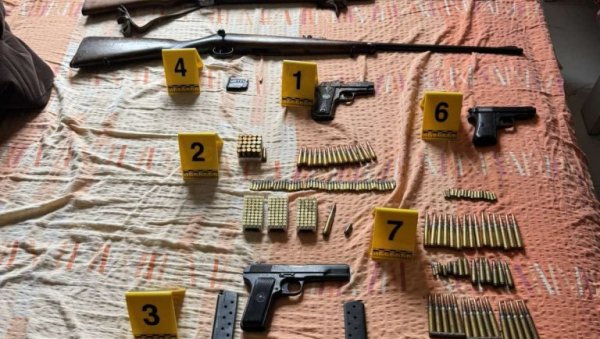 ХАПШЕЊЕ У ДАНИЛОВГРАДУ: Пронађено неколико цеви ХАПШЕЊЕ У ДАНИЛОВГРАДУ: Пронађено неколико цеви