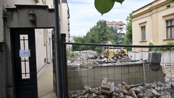 ГРАДЊА СТОПИРАНА, ПРОТЕСТИ ТРАЈУ: Упркос саопштењу Министарства, станари у Улици кнеза Милоша око броја 42 настављају блокаду ГРАДЊА СТОПИРАНА, ПРОТЕСТИ ТРАЈУ: Упркос саопштењу Министарства, станари у Улици кнеза Милоша око броја 42 настављају блокаду