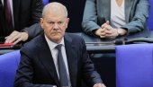 СНИМАК КОЈИ ЈЕ ОБИШАО СВЕТ: Овако је реаговао Олаф Шолц након Мерцовог дебакла (ВИДЕО)