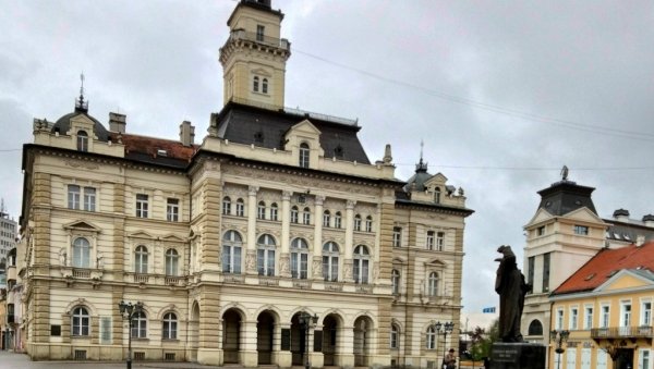 МАТУРСКИ ПАНОИ У ЦЕНТРУ НОВОГ САДА: И ове године обезбеђен простор за фотографије средњошколаца МАТУРСКИ ПАНОИ У ЦЕНТРУ НОВОГ САДА: И ове године обезбеђен простор за фотографије средњошколаца