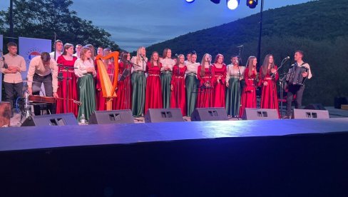 SRPSKA VELIKA SVETINJA U DALMACIJI UGOSTILA ANSAMBL NASTAO U MANASTIRU FENEK: Biserni glasovi pojali u manastiru Krka SRPSKA VELIKA SVETINJA U DALMACIJI UGOSTILA ANSAMBL NASTAO U MANASTIRU FENEK: Biserni glasovi pojali u manastiru Krka
