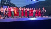 SRPSKA VELIKA SVETINJA U DALMACIJI UGOSTILA ANSAMBL NASTAO U MANASTIRU FENEK:  Biserni glasovi pojali u manastiru Krka