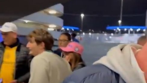 CEO SVET IM SE SMEJE: Navijači Intera izašli pre kraja ludog meča sa Barselonom, ovo se desilo kada su hteli da se vrate na tribinu (VIDEO) CEO SVET IM SE SMEJE: Navijači Intera izašli pre kraja ludog meča sa Barselonom, ovo se desilo kada su hteli da se vrate na tribinu (VIDEO)
