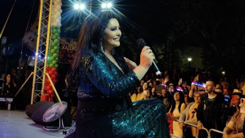 IGLA NIJE IMALA GDE DA STANE: Dragana Mirković zapevala na granici Grčke i Bugarske (FOTO) IGLA NIJE IMALA GDE DA STANE: Dragana Mirković zapevala na granici Grčke i Bugarske (FOTO)