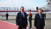 CRVENI TEPIH I POČASNA GARDA ZA VUČIĆA! Ruska televizija uživo prenosila doček srpskog predsednika na aerodromu u Moskvi (VIDEO) CRVENI TEPIH I POČASNA GARDA ZA VUČIĆA! Ruska televizija uživo prenosila doček srpskog predsednika na aerodromu u Moskvi (VIDEO)