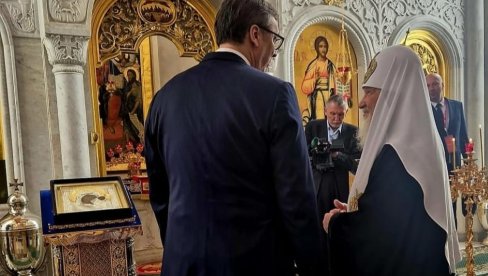 ВУЧИЋ УРУЧИО ОРДЕН ПАТРИЈАРХУ КИРИЛУ: Председник се обратио на руском