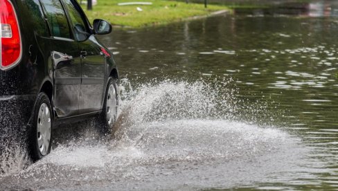 OPREZ ZBOG MOKRIH KOLOVOZA: Putnička vozila na prelazima čekaju najviše 30 minuta