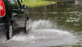 UPOZORENJE MEHANIČARA: Šta se može desiti ako vozite KROZ VELIKE BARE i kako postupiti ako počne da pada GRAD