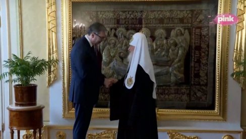 ВУЧИЋ УРУЧИО ОРДЕН ПАТРИЈАРХУ КИРИЛУ: Председник се обратио на руском ВУЧИЋ УРУЧИО ОРДЕН ПАТРИЈАРХУ КИРИЛУ: Председник се обратио на руском