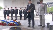 ДА СЕ НЕ ПОНОВИ ИСТОРИЈА: Запад, дан пре Истока, слави Дан примирја у Другом светском рату ДА СЕ НЕ ПОНОВИ ИСТОРИЈА: Запад, дан пре Истока, слави Дан примирја у Другом светском рату