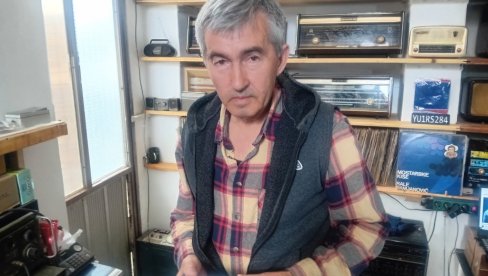 ZORAN VUKAJLOVIĆ, IZ PROKUPLJA, GOTOVO ŠEST DECENIJA POSVEĆEN JEDNOM HOBIJU: Još sam opčinjen malim ljudima iz radio-aparata (FOTO) ZORAN VUKAJLOVIĆ, IZ PROKUPLJA, GOTOVO ŠEST DECENIJA POSVEĆEN JEDNOM HOBIJU: Još sam opčinjen malim ljudima iz radio-aparata (FOTO)