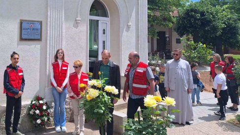 СЕЋАЊЕ НА ОСНИВАЧА ЦРВЕНОГ КРСТА У ПАРАЋИНУ: Положен венац код спомен-плоче Лазара С. Протића (ФОТО)
