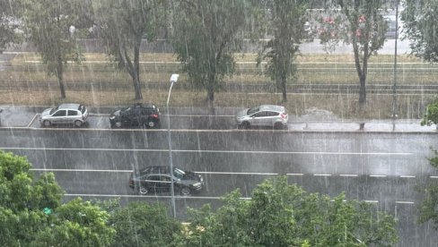 NAJNOVIJE UPOZORENJE RHMZ: U naredna dva sata pljuskovi će pogoditi ove delove Srbije