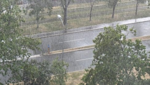 U OVOM DELU SRBIJE VEĆ PLJUŠTI KIŠA: Evo gde će padati i grmeti do kraja dana i večeri (MAPA) U OVOM DELU SRBIJE VEĆ PLJUŠTI KIŠA: Evo gde će padati i grmeti do kraja dana i večeri (MAPA)