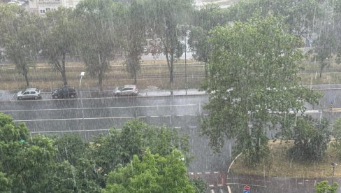 OVI DELOVI SRBIJE NA UDARU VREMENSKIH NEPOGODA: U Beogradu pljušti kiša, očekuje se grmljavina i grad (MAPA) OVI DELOVI SRBIJE NA UDARU VREMENSKIH NEPOGODA: U Beogradu pljušti kiša, očekuje se grmljavina i grad (MAPA)