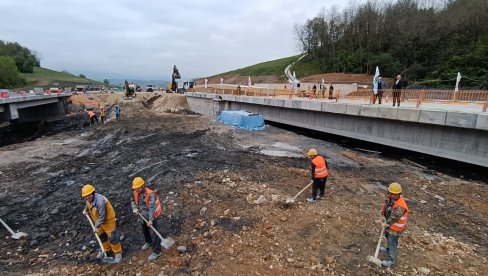 DO CRNE GORE JOŠ 107,5 KILOMETARA: Putari užurbano završavaju novu deonicu Miloša Velikog DO CRNE GORE JOŠ 107,5 KILOMETARA: Putari užurbano završavaju novu deonicu Miloša Velikog