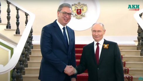 PUTIN DOČEKAO VUČIĆA: Predsednik Srbije stigao na Paradu pobede u Moskvi - rame uz rame sa svetskim liderima (VIDEO)