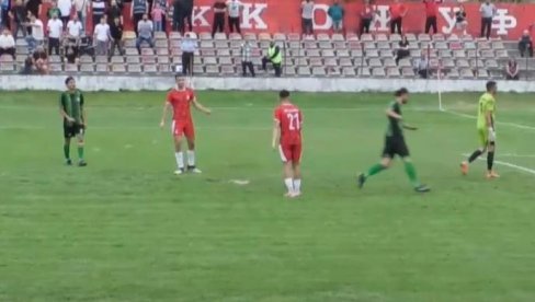 ЦИРКУС КАКАВ ФУДБАЛ НЕ ПАМТИ! Цео свет се смеје комшијама, хитно поништили утакмицу (ВИДЕО) ЦИРКУС КАКАВ ФУДБАЛ НЕ ПАМТИ! Цео свет се смеје комшијама, хитно поништили утакмицу (ВИДЕО)