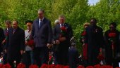SLOBODARSKI LIDERI RAME UZ RAME: Vučić i Fico položili cveće na Grob neznanog junaka u Moskvi (FOTO)