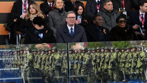 VUČIĆ OBJAVIO SNIMAK IZ MOSKVE: Veličanstveni doček na Crvenom trgu, potom u prvim redovima na Paradi pobede (VIDEO)