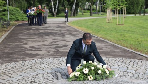 ПОЧАСТ СВАКОМ ЖИВОТУ  ДАТОМ ЗА НАШУ СЛОБОДУ: Жарко Мићин, градоначелник Новог Сада на обележавању 9. маја-Дана победе над фашизмом