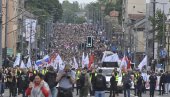 ДОК ЈЕ ВУЧИЋ У МОСКВИ, БЕСМРТНИ ПУК ПОНОСНО ШЕТА БЕОГРАДОМ: На челу колоне министри у Влади Србије и руски амбасадор (ФОТО/ВИДЕО)
