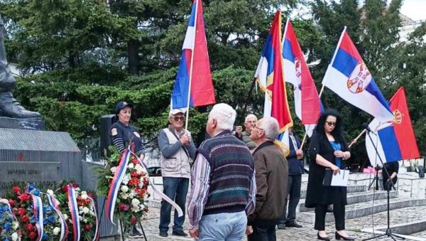 ДАН ПОБЕДЕ ОБЕЛЕЖЕН И У ПАРАЋИНУ: Венци на Споменик народном хероју Бранку Крсмановићу ДАН ПОБЕДЕ ОБЕЛЕЖЕН И У ПАРАЋИНУ: Венци на Споменик народном хероју Бранку Крсмановићу