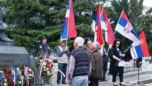 ДАН ПОБЕДЕ ОБЕЛЕЖЕН И У ПАРАЋИНУ: Венци на Споменик народном хероју Бранку Крсмановићу ДАН ПОБЕДЕ ОБЕЛЕЖЕН И У ПАРАЋИНУ: Венци на Споменик народном хероју Бранку Крсмановићу