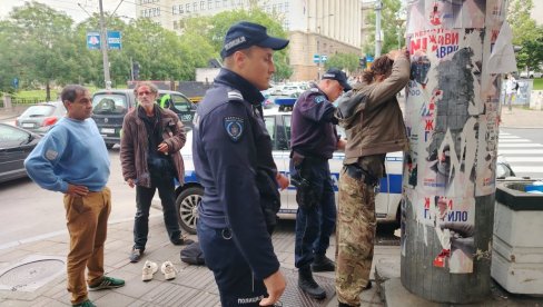 ПРЕТУКАО ШИПКОМ БЕСКУЋНИКА У НЕМАЊИНОЈ: Ухапшен радник обезбеђења, жене из продавница га бране