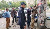 PRETUKAO ŠIPKOM BESKUĆNIKA U NEMANJINOJ: Uhapšen radnik obezbeđenja, žene iz prodavnica ga brane
