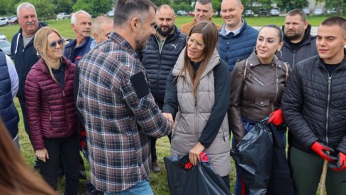 UKLONJENA DIVLJA DEPONIJA U FUTOGU: U akciji čišćenja  priobalja Dunava učestvovali  gradonačelnik Žarko Mićin i ministarka  Sara  Pavkov