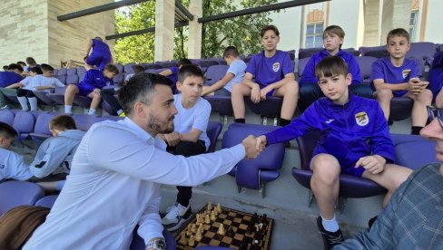 PRAZNIK FUDBALA I ŠAHA NA STADIONU RFK GRAFIČAR: Mališani u jedinstvenoj sportskoj manifestaciji Dva sveta, jedna igra