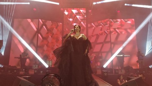 SRPSKA ATINA NA NOGAMA: Tanja Savić hitovima zapalila Novi Sad (FOTO)