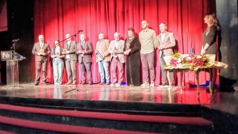 NA „ JOAKIMOVIM DANIMA “ U KRAGUJEVCU URUČENE NAGRADE : Statuete Joakim Vujuć Bitef teatru i Gorici Popović, prsten Aleksandru Milosavljeviću NA „ JOAKIMOVIM DANIMA “ U KRAGUJEVCU URUČENE NAGRADE : Statuete Joakim Vujuć Bitef teatru i Gorici Popović, prsten Aleksandru Milosavljeviću