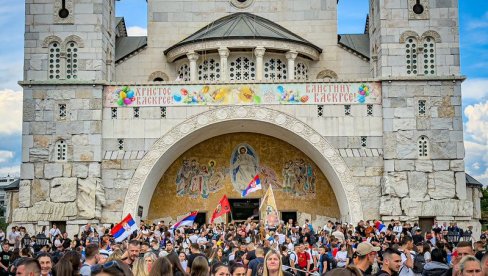 U KRSNOM HODU KA OSTROGU I TIJANA BOŠKOVIĆ: Reke ljudi iz Crne Gore, Srbije, Republike Srpske na poklonjenju Svetom Vasiliju Ostroškom U KRSNOM HODU KA OSTROGU I TIJANA BOŠKOVIĆ: Reke ljudi iz Crne Gore, Srbije, Republike Srpske na poklonjenju Svetom Vasiliju Ostroškom