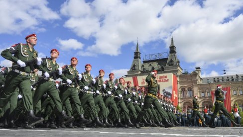 ZAPAD JE NA CRVENOM TRGU DOŽIVEO PORAZ: Atmosfera koja je vladala u petak u Moskvi, ali i u celoj zemlji, nikada nije bila tako svečana ZAPAD JE NA CRVENOM TRGU DOŽIVEO PORAZ: Atmosfera koja je vladala u petak u Moskvi, ali i u celoj zemlji, nikada nije bila tako svečana