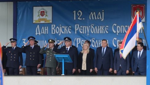 HELEZU DALI VOLJNO: Čelni ljudi Republike Srpske obeležili Dan vojske u kasarni Kozara u Banjaluci HELEZU DALI VOLJNO: Čelni ljudi Republike Srpske obeležili Dan vojske u kasarni Kozara u Banjaluci